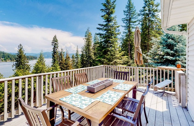 Charming home with lakeview, fireplace, full kitchen, central AC, & W/D