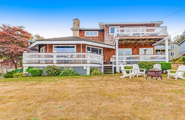 Charming home with amazing ocean views, fireplace, double oven, and washer/dryer
