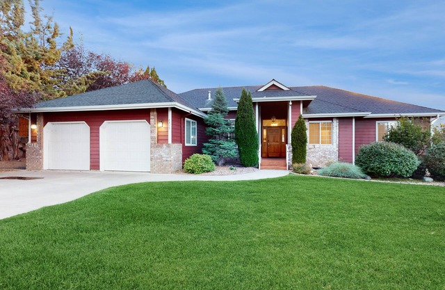 Charming home with spacious interior, enclosed yard, WiFi, BBQ grill