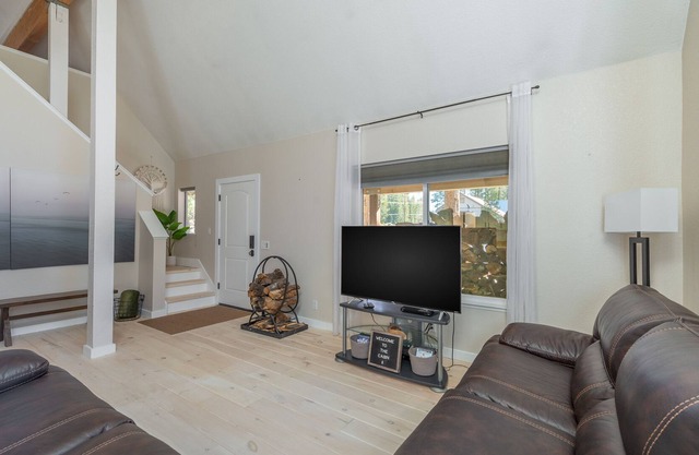 Charming home with game room, deck, full kitchen, & washer/dryer