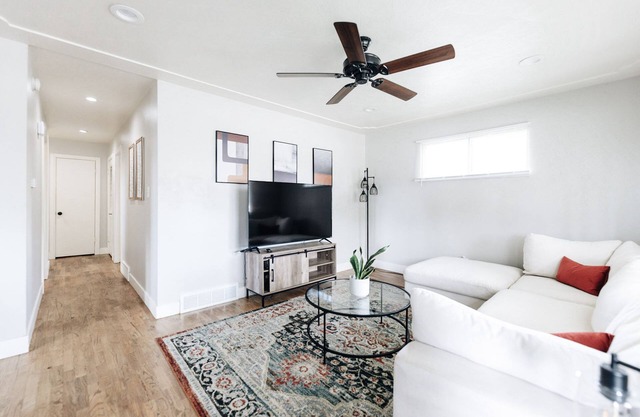 Charming Home ~ with Firepit!~ Near Red Rocks, Downtown