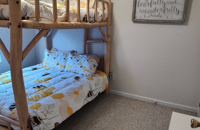 Charming Honey Bee Cottage 3BR 2 Bath home with WiFi and AC in lovely Tallassee