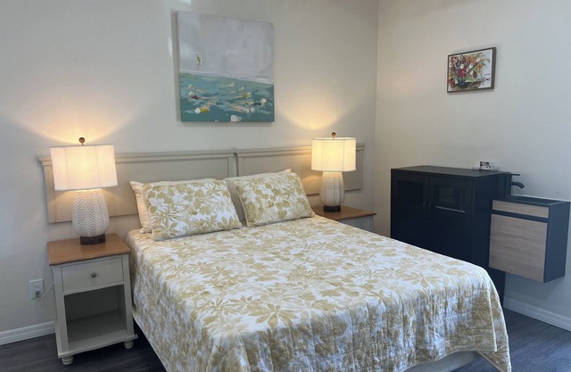Charming hotel in adorable Lake Wales with WiFi, AC, with a beautiful lake view.