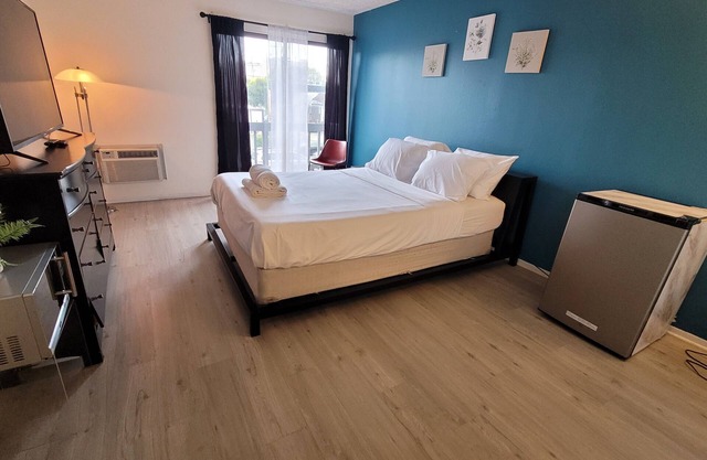Charming Hotel Style Unit in Beverly Hills with AC + WiFi