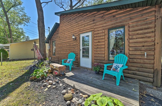 Charming Houghton Lake Cottage w/ Backyard!