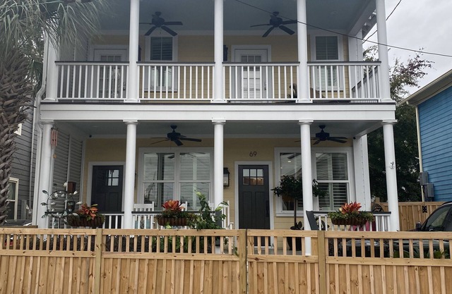 Charming house 2nd floor unit, downtown Charleston steps from King Street
