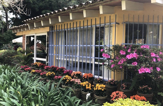 Casa y jardín encantador y vistas a las montañas en un valle mágico