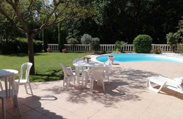 Encantadora villa con piscina en el cruce del mar, el campo y las montañas.
