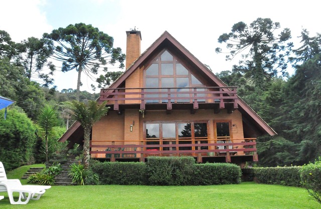 casa con encanto en medio de Campos do Jordao montañas con pista de tenis.