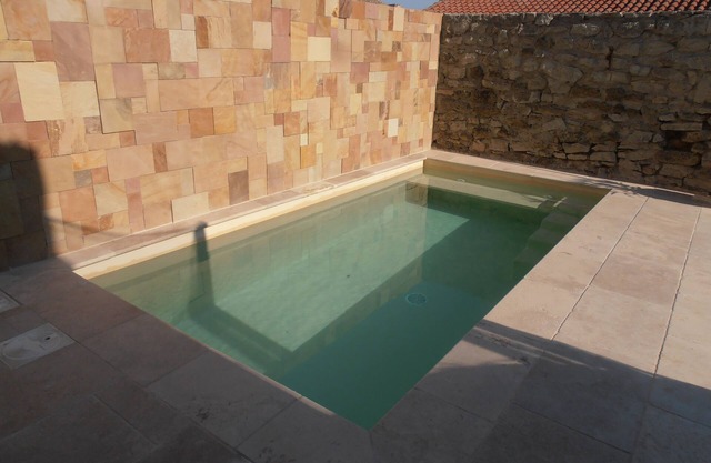 Encantadora casa, aire acondicionado, piscina climatizada y jacuzzi, centro del pueblo
