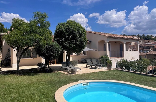 Charming house 180m2, very quiet, swimming pool, enclosed grounds. 1/4 h from beaches