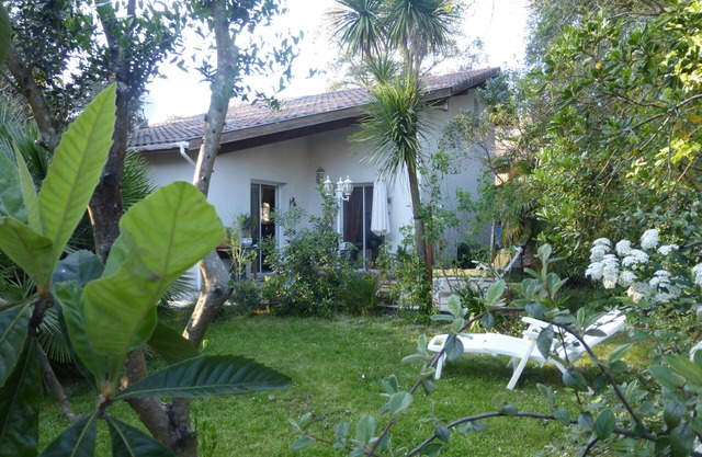 Hermosa villa espaciosa y cómoda con jardín cercado con árboles a 5 minutos del océano