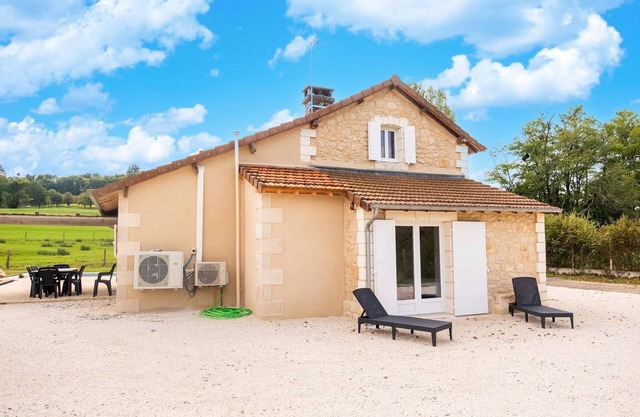 Casa Encantadora en Hautefort con Piscina