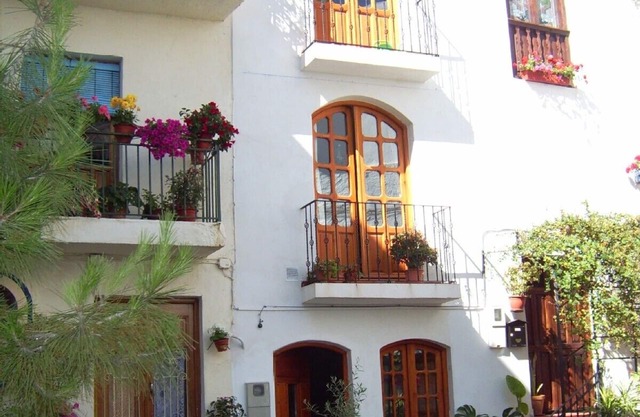 Romántica y elegante casa en pintoresca plaza en pueblo con balneario de montaña