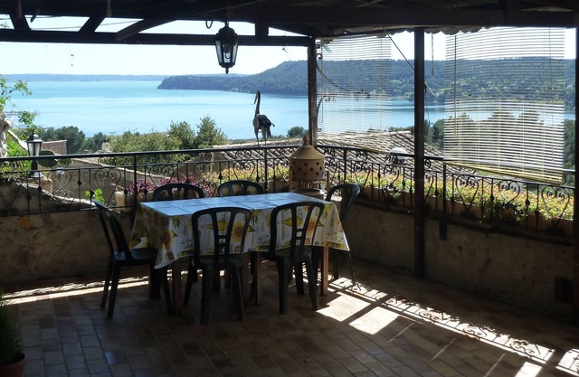 Encantadora casa en pueblo medieval con terraza con vista al estanque, estacionamiento privado