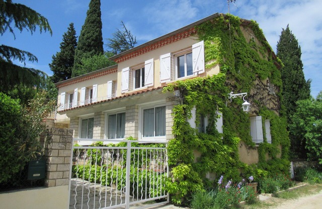 Encantadora casa en Provencal Gard, gran jardín, piscina, juegos para niños