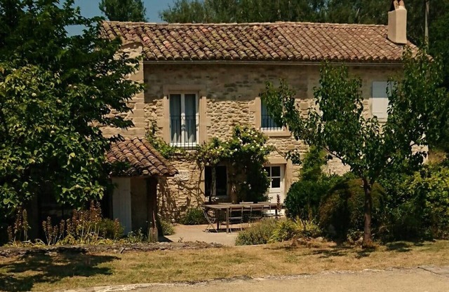 Encantadora casa en el campo con pequeño río.