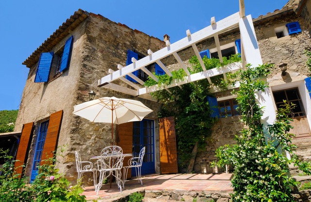 Charming house in the village of Ramatuelle with garden