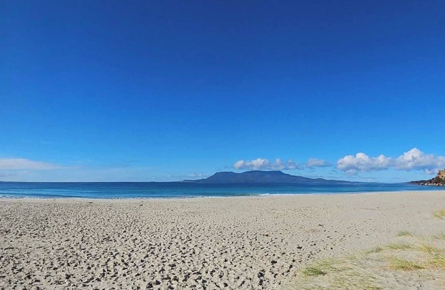 Charming house nestled between Orford's golf course, winery, and beaches.