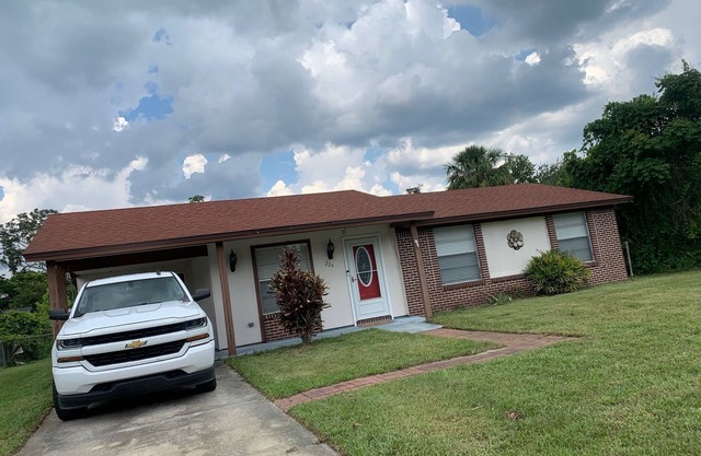 Charming house Our Happy Place Centrally located in Beautiful Lake Helen Florida