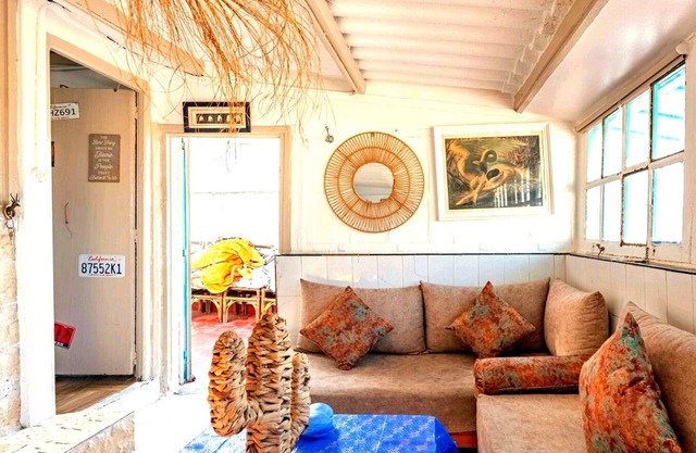 Charming house right on the water! Facing the sea!
