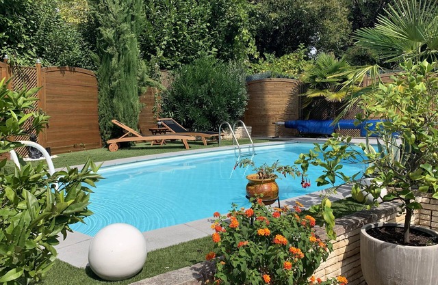 CHARMING HOUSE SPACIOUS ROOMS BEAUTIFUL POOL SURROUNDED BY GREENERY IN BERGERAC