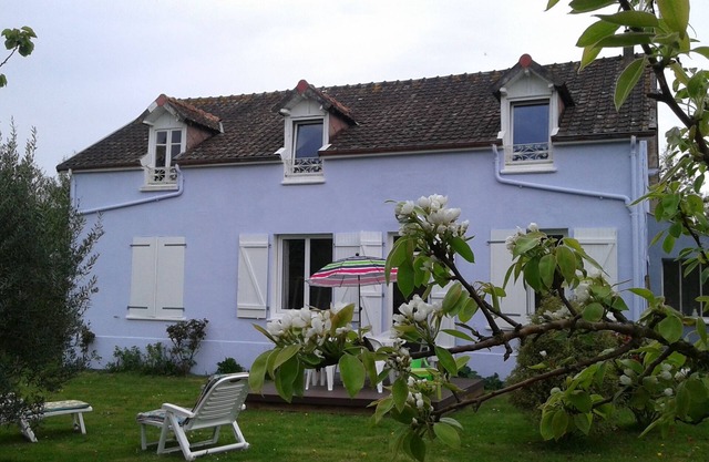 casa con encanto, rodeado de un jardín en la pequeña ciudad costera de Champeaux