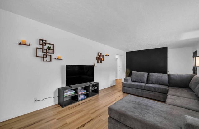 Charming house w/2 bedrooms with AC, WiFi in quiet Ogden neighborhood.