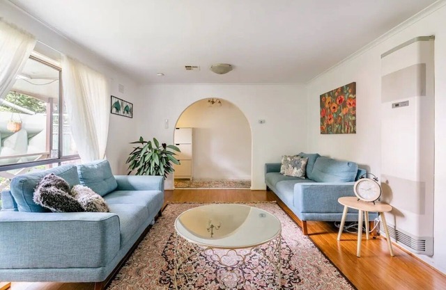 Charming house, Walk to Station and Shopping Centre - Central to Everything!