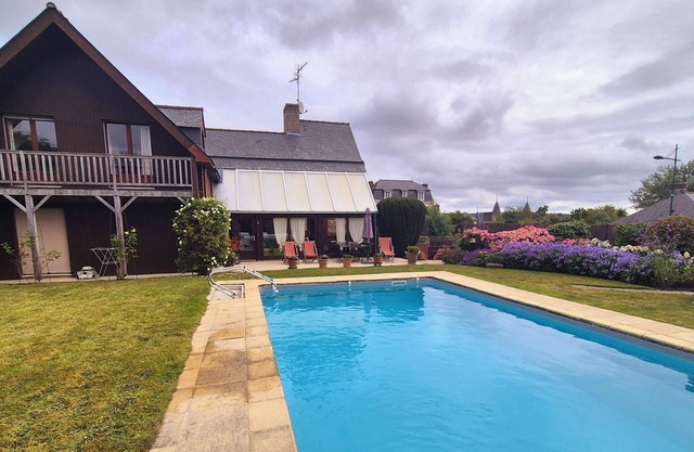 Encantadora casa con piscina climatizada.