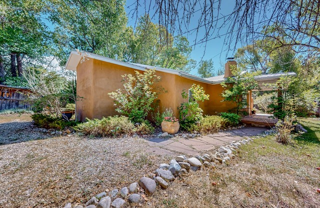 Charming house with large yard, easy access to ski valley & town, dog-friendly