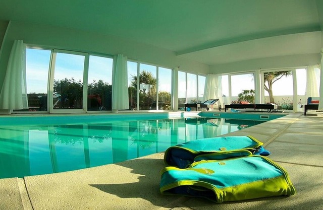 VILLA CON EXCEPCIONAL VISTA AL MAR - SPA Y PISCINA INTERIOR