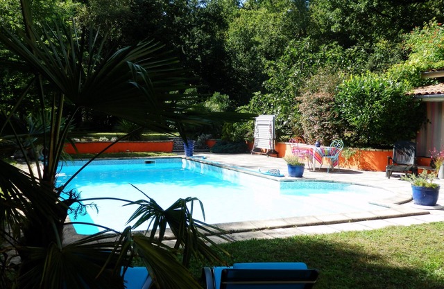 Charming house with swimming pool in a quiet green setting