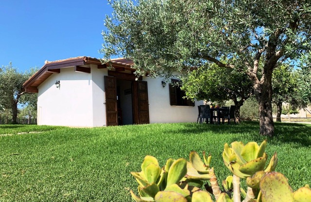 Encantadora casa con piscina rodeada de naturaleza entre olivos y granados.