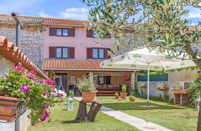 Encantadora casa de vacaciones en el interior del pueblo de Orihi