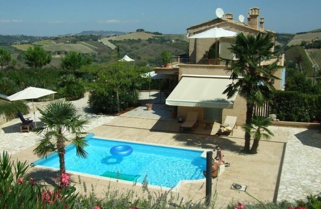 Encantadora casa italiana con piscina y jardín mediterráneo.