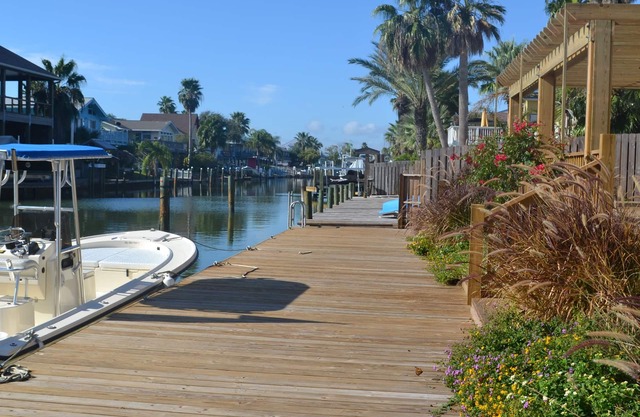 ¡LLAVE CON ENCANTO ALLEGRO WATERFRONT HOME, BARCO DOCK, CUBIERTAS, KAYAKS, PADDLE BOARDS!