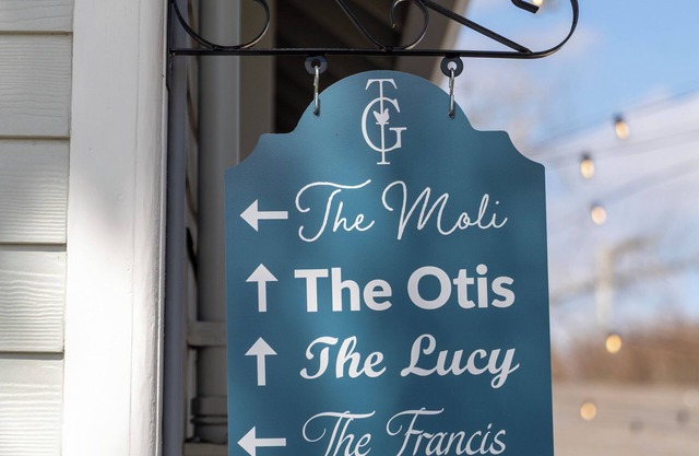 Charming La Grange Escape Sleeps 17 | Next to Ice Plant Wedding Venue