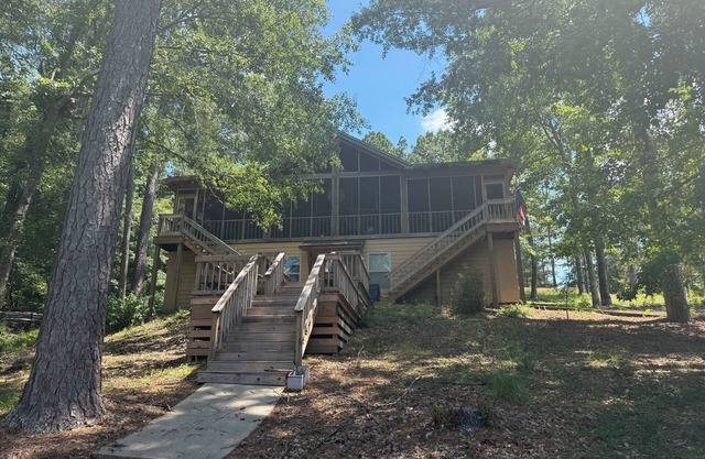 Charming lake cabin on beautiful Lake Martin - 6 bedrooms, sleeps 17