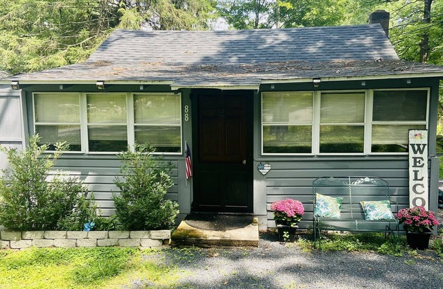 Charming lake community cottage with hot tub PET FRIENDLY
