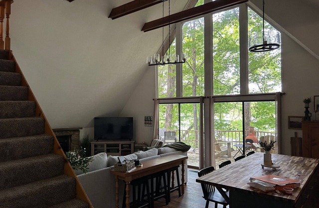 Charming lake front 3-bedroom/loft cabin w/ AC, WiFi in delightful Cub Run, KY.