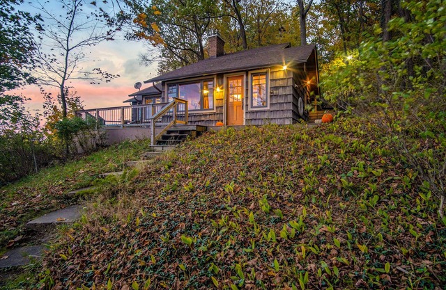 Encantadora cabaña del lago Michigan, impresionantes vistas de la cubierta y acceso privado a la playa