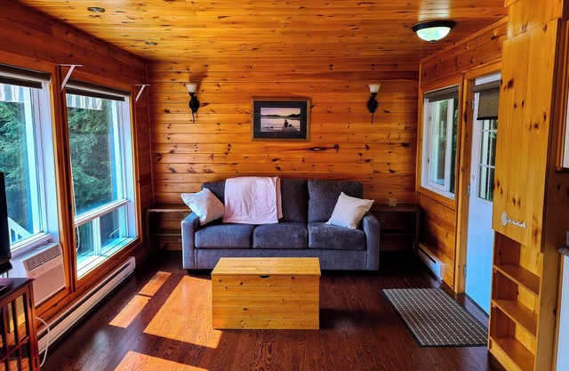 Charming Lake Vernon Waterfront Cottage with Private Sauna