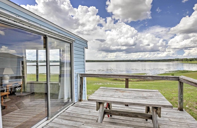 Lakefront Silver Springs Cabina w / Deck & Grill!