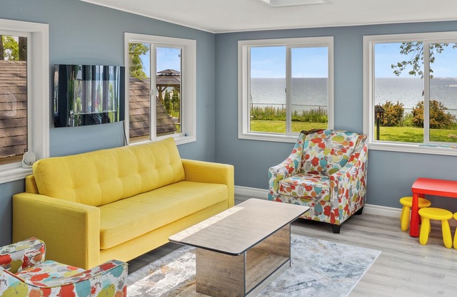 Charming lakefront 4-bedroom cottage with swimming pool & tennis court