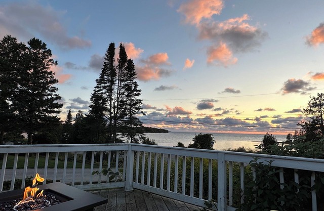 Charming lakefront cottage steps away from a sandy beach in Port Elgin!