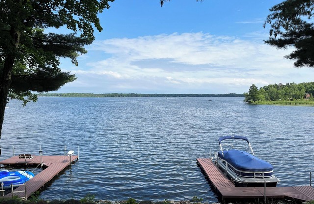 Charming Lakefront Cabin on Clean & Clear Big Pine Lake. Pet Friendly!