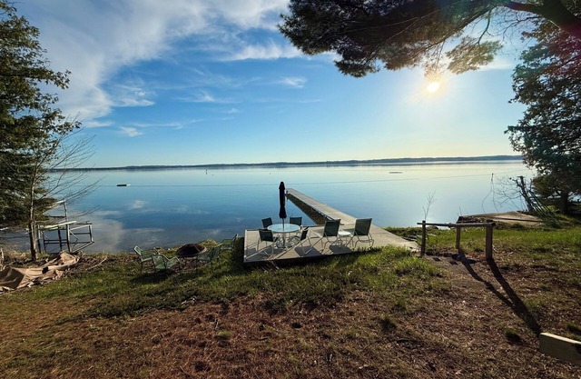 Charming Lakefront Cottage on Torch Lake - walking distance to Alden