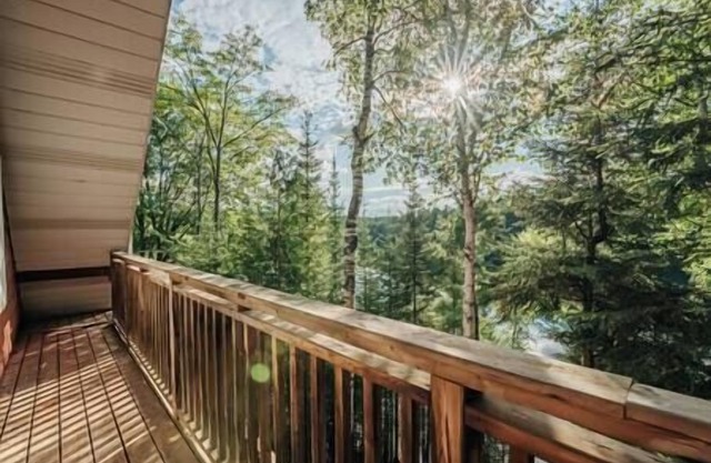 Charming Lakefront Cottage w/Hot Tub, Dock & Fire Pit