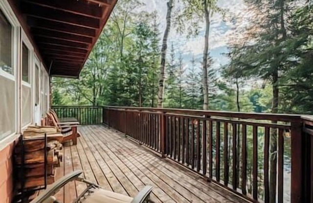 Charming Lakefront Cottage w/ Hot Tub & Fire Pit, WiFi